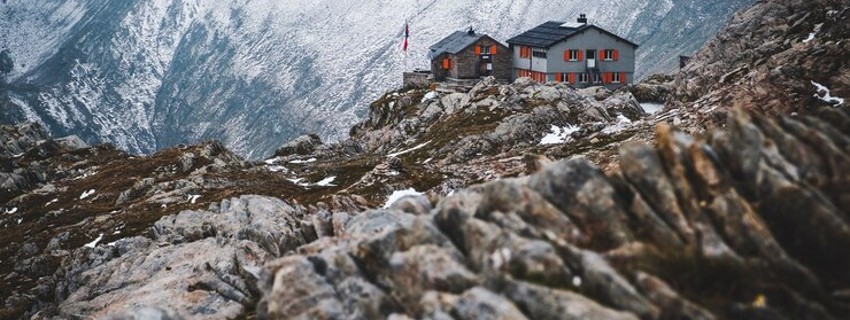 A breathtaking view of snow-capped mountains in Himachal Pradesh during winter