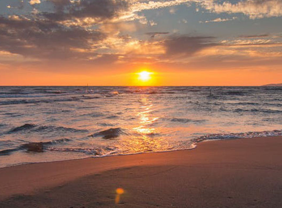 10 Quiet Beaches Where the Sunsets Are Incredibly Romantic