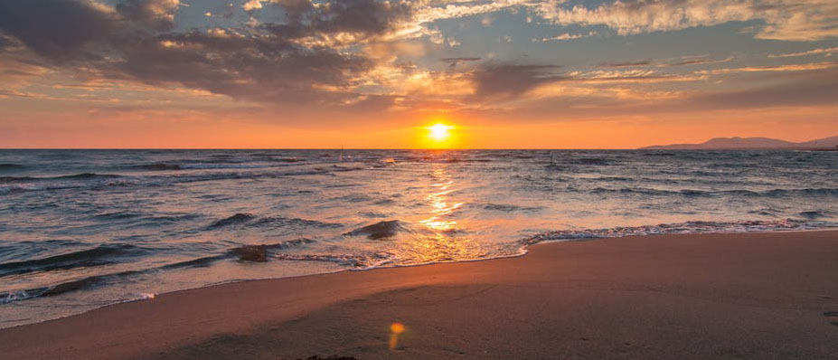 10 Quiet Beaches Where the Sunsets Are Incredibly Romantic